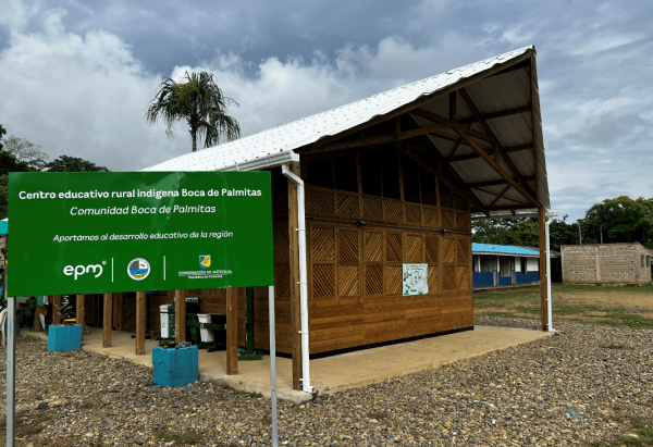 Gobernación de Antioquia pone en marcha el PAE Indígena y entregó, junto con EPM, cinco escuelas indígenas en Urabá