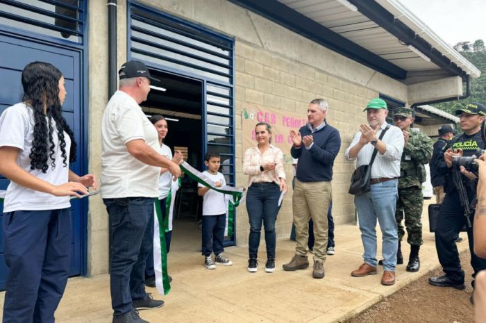 Gobernación de Antioquia entrega nueva sede educativa rural en Salgar y anuncia créditos en infraestructura educativa